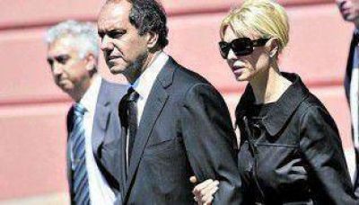 La esposa del Gobernador Scioli, demandada por Macri
