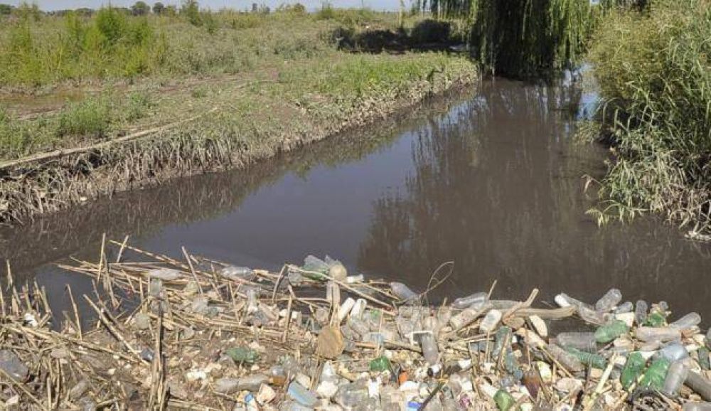 Irrigación realiza tareas de limpieza en el canal Pescara