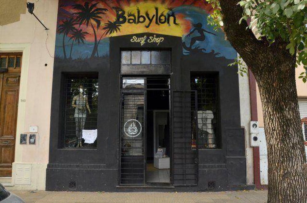 Desvalijan un negocio de ropa en calle Alsina al 900