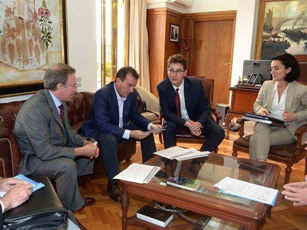 P�rez se reuni� con enviados de la Agencia Espacial Europea por la antena instalada en Malarg�e