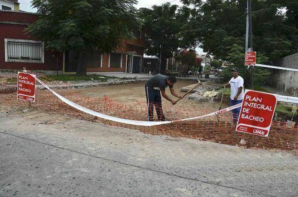 M�S CALLES Y AVENIDAS DEL DISTRITO EST�N SIENDO REPARADAS