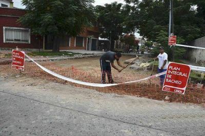 M�S CALLES Y AVENIDAS DEL DISTRITO EST�N SIENDO REPARADAS