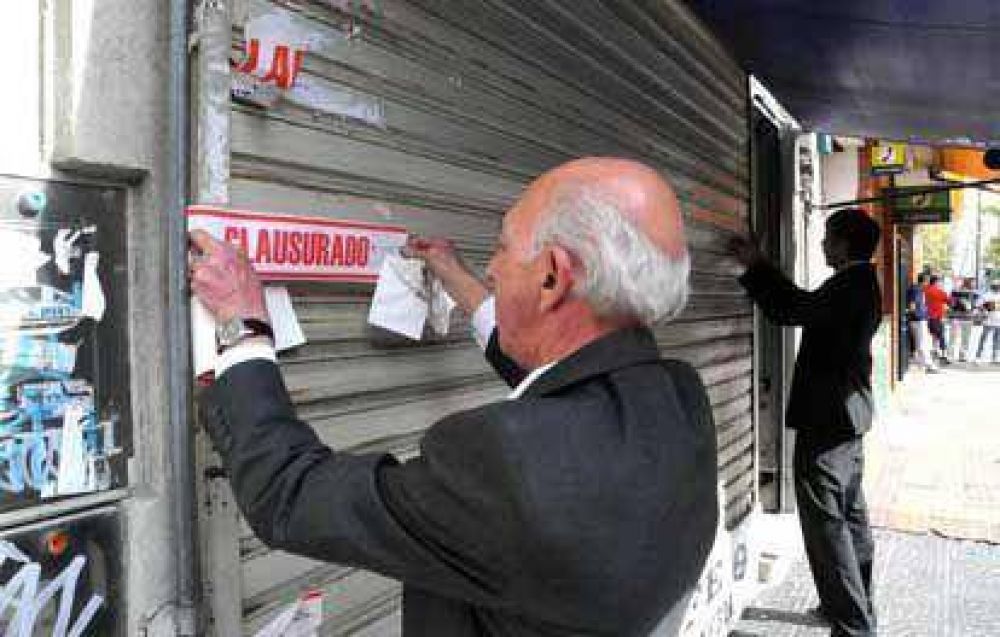 Clausuran comercios y distribuidora por irregularidades en venta de alcohol