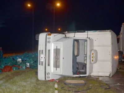Un cami�n cargado con cerveza volc� cerca del ingreso a Fraga