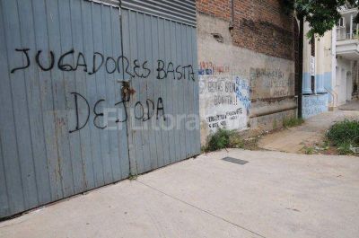 Aparecieron pintadas contra los jugadores y dirigentes de Uni�n