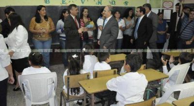 En Colonia Ben�tez, Bacileff abri� el ciclo lectivo primario y pidi� �el esfuerzo de todos�