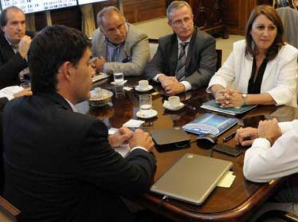 La Naci�n se comprometi� a entregar en diez d�as el dinero para la estaci�n del tren en el Apeadero Sur