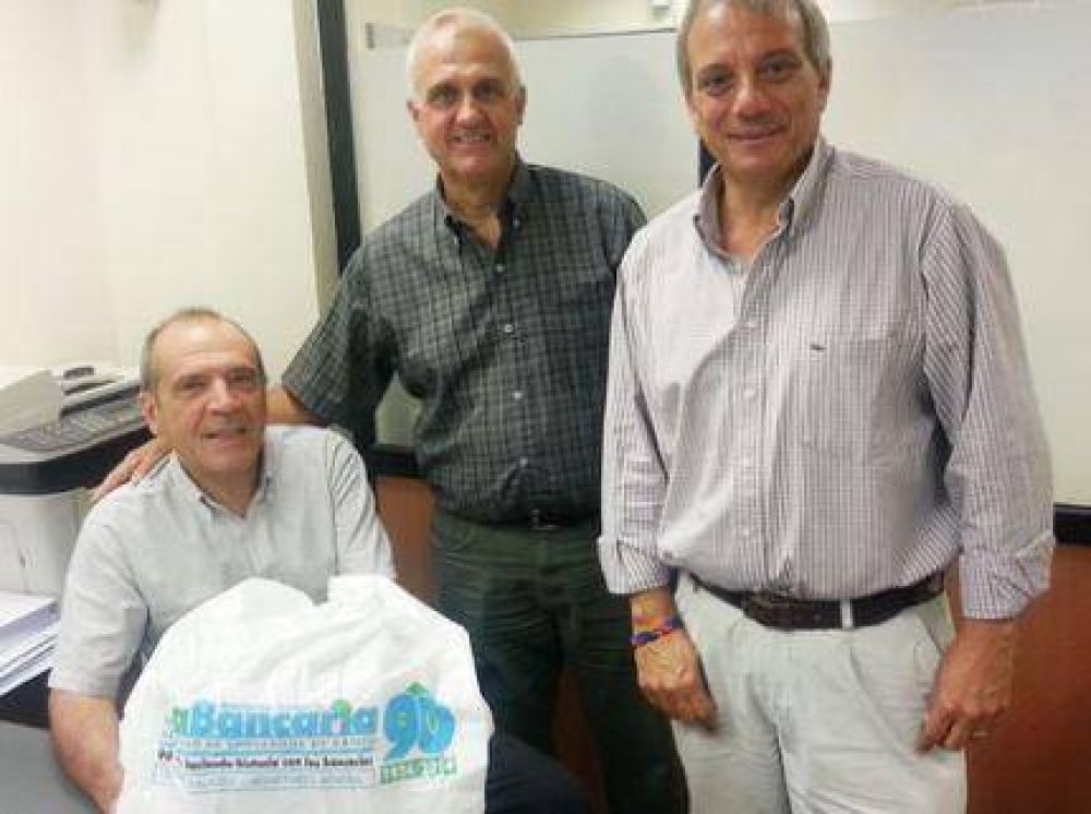Trabajadores bancarios entregaron �tiles a hijos de afiliados