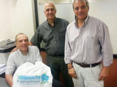 Trabajadores bancarios entregaron �tiles a hijos de afiliados