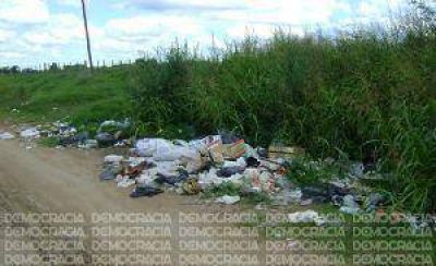 Un basural a cielo abierto en el camino a La Agraria