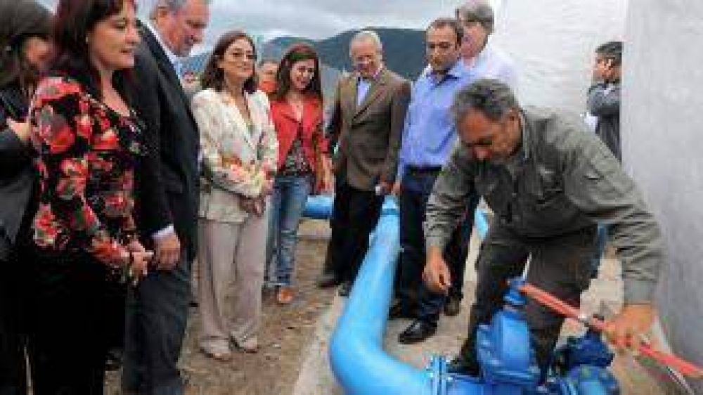 Inauguran obra en Fray Mamerto Esqui�