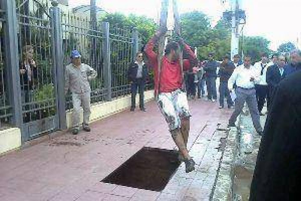 Ins�lito: una grieta que se abri� de repente casi "se traga" a un joven en Fr�as