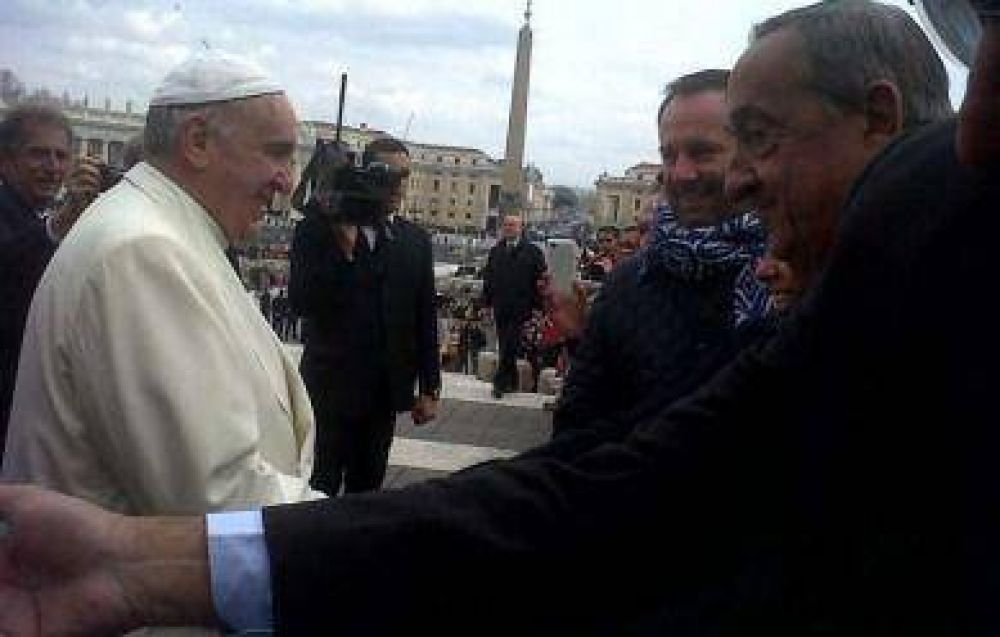 El Papa recibi� una r�plica del Cristo de la Sierra y bendijo a �todo el pueblo de Tandil�