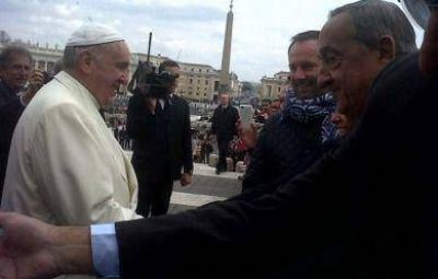 El Papa recibi� una r�plica del Cristo de la Sierra y bendijo a �todo el pueblo de Tandil�
