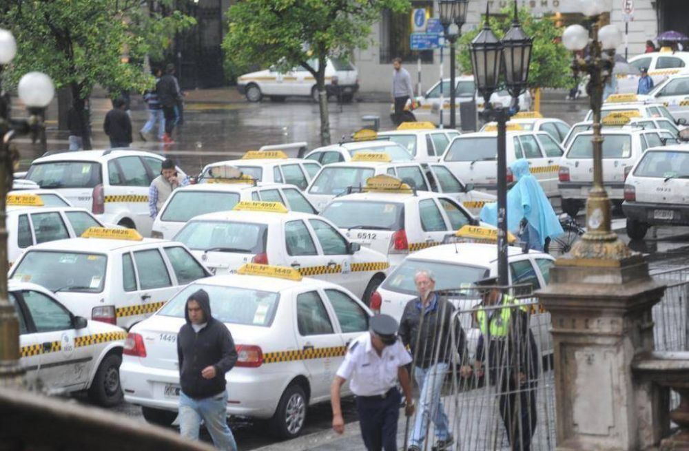 Amaya acus� a los taxistas de �extorsi�n�