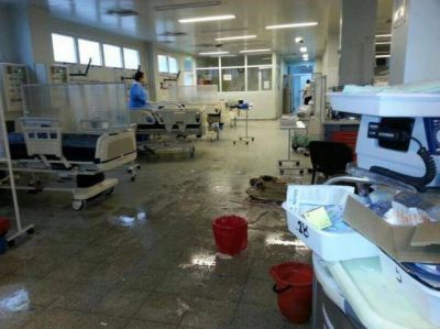 En la terapia intensiva del Padilla cedi� el cielorraso y hubo que trasladar pacientes