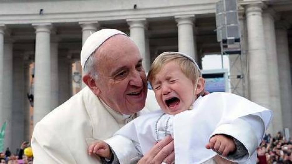 Un mini Papa sorprendi� a Francisco en plena Plaza San Pedro