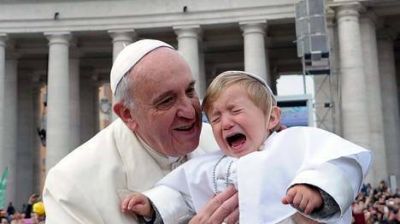 Un mini Papa sorprendi� a Francisco en plena Plaza San Pedro