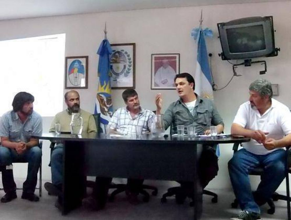 Autoridades se re�nen como Comit� de Operaciones de Emergencia en Caleta Olivia