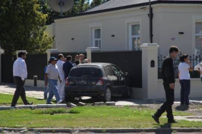 Lo chocaron y termin� su marcha estrell�ndo contra el cerco de una vivienda