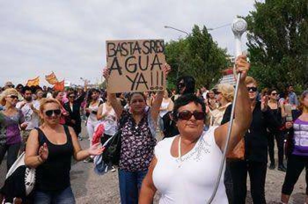 EMERGENCIA H�DRICA: SIGUEN ESPERANDO A PERALTA EN CALETA