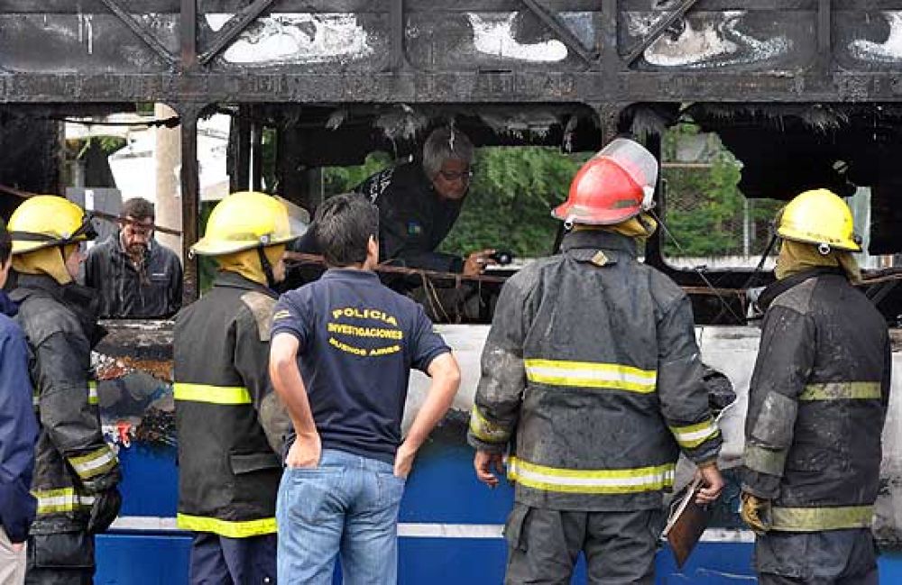 Incendio de micros en la Terminal: investigan homicidio