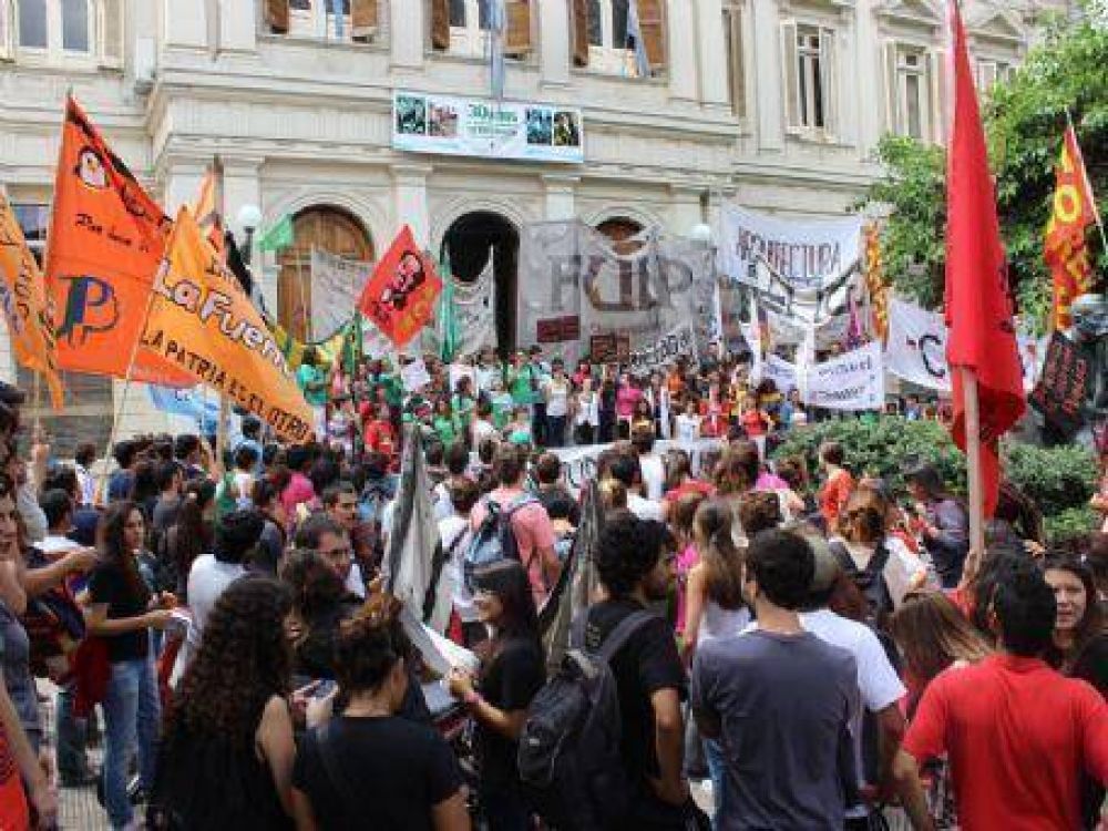 Estudiantes de la facultad de Medicina tomaron el Rectorado de la UNLP