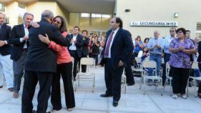 El Gobierno inaugur� una escuela secundaria