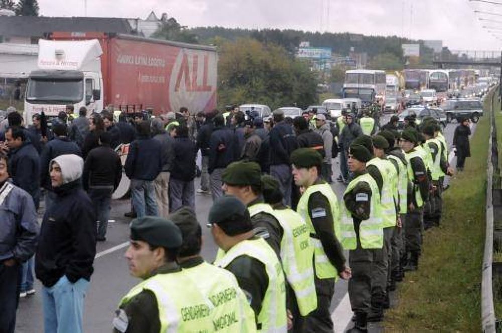 Heridos y detenidos por choque entre gendarmes y militantes de izquierda en una protesta en Panamericana 