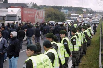 Heridos y detenidos por choque entre gendarmes y militantes de izquierda en una protesta en Panamericana 