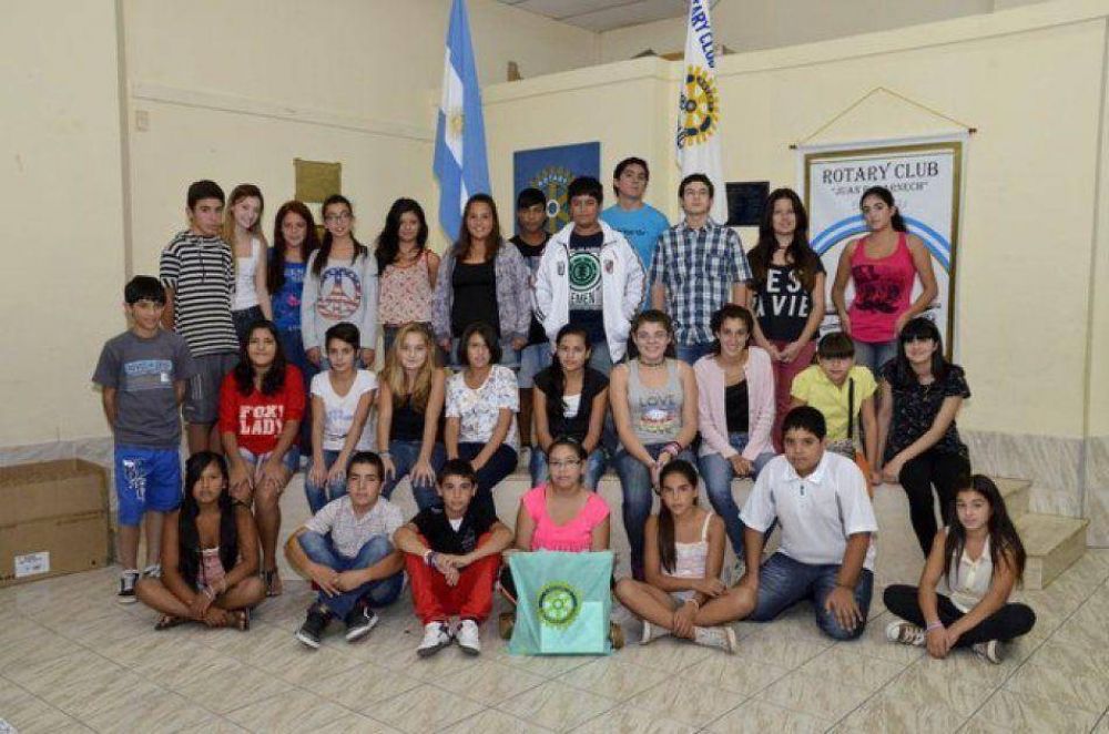 El Rotary Barnech entreg� �tiles escolares a sus becados
