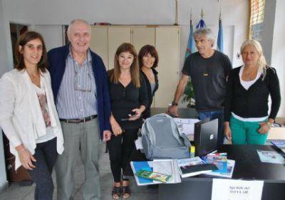 Entrega de mochila con �tiles a hijos de afiliados de Utedyc