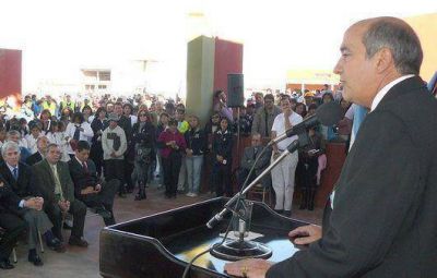 Segura inaugura escuela en Perico