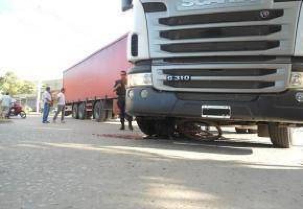 Grave accidente entre cami�n y bicicleta