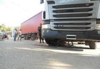 Grave accidente entre cami�n y bicicleta