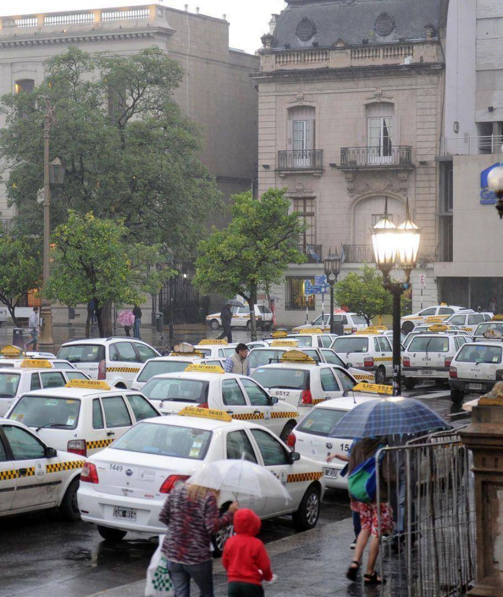 El PE se ofrece como mediador entre los taxistas y el Municipio