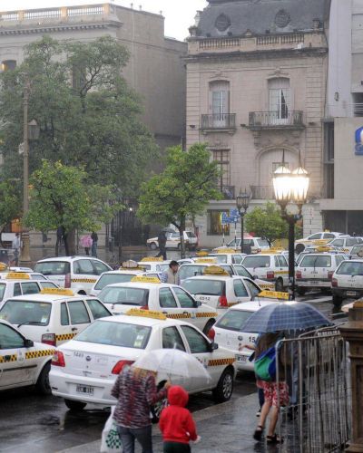 El PE se ofrece como mediador entre los taxistas y el Municipio