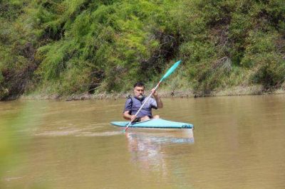 Un diputado naveg� en kayak el Atuel