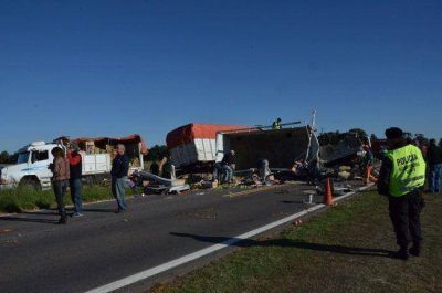 Dos heridos graves en un triple choque de camiones en la ruta 35