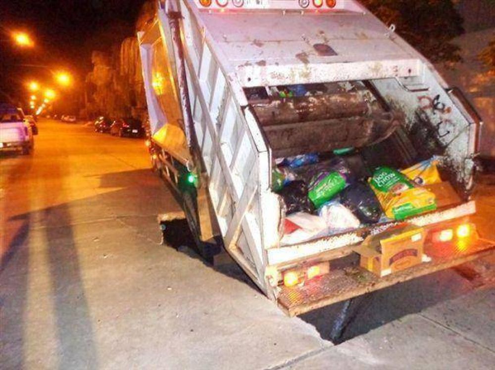Se rompi� el asfalto y cay� un cami�n municipal