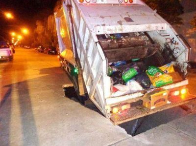 Se rompi� el asfalto y cay� un cami�n municipal