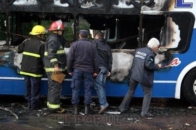 Colectivo: la v�ctima del incendio habr�a muerto asfixiada