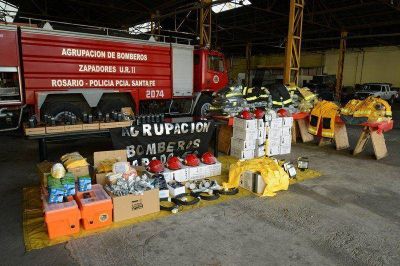 Ra�l Lamberto entreg� equipamiento para los Bomberos Zapadores de Rosario