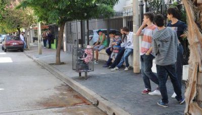 Fusilaron a un joven para robarle el tel�fono