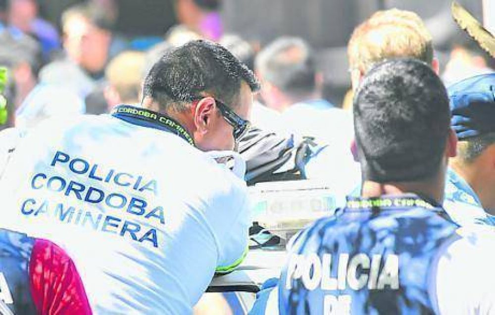 Polic�as: ocho mil de b�sico, y nada m�s