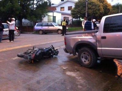 Motociclista iba enviando un SMS y choc� una camioneta