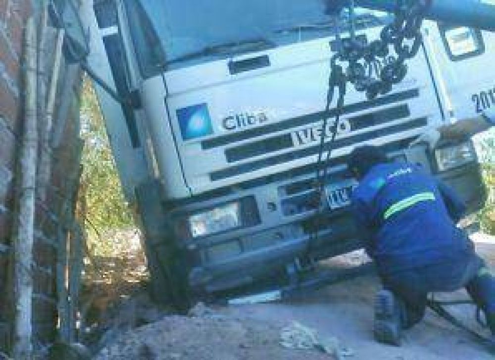 Villa Ceferino: Un cami�n qued� "acostado" sobre una casa
