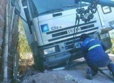 Villa Ceferino: Un cami�n qued� "acostado" sobre una casa