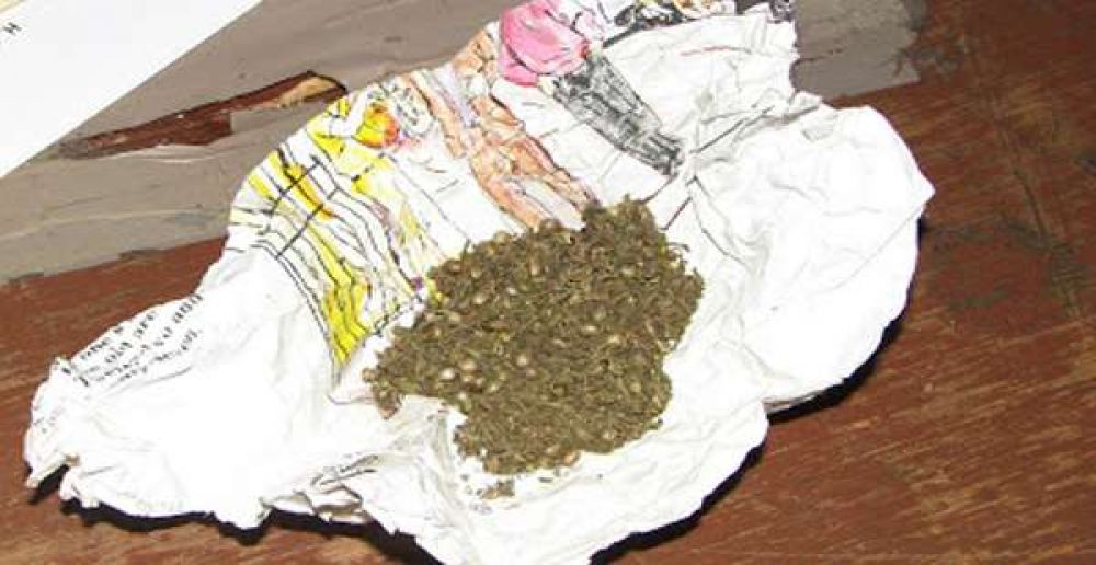 Encuentran envoltorio con marihuana en el patio de una escuela