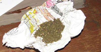 Encuentran envoltorio con marihuana en el patio de una escuela